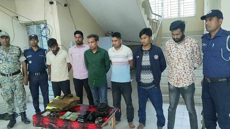 অপহরণ করে মুক্তিপণ আদায়, পালানোর সময় গ্রেপ্তার পুলিশের পাঁচ সদস্য